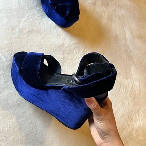 Alice + Olivia platform velvet sandals US size 8